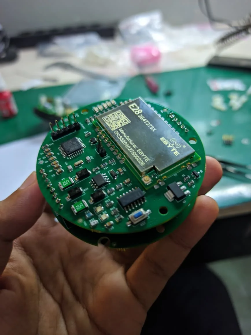 Board bulat dengan modul EBYTE E28 hasil produksi
