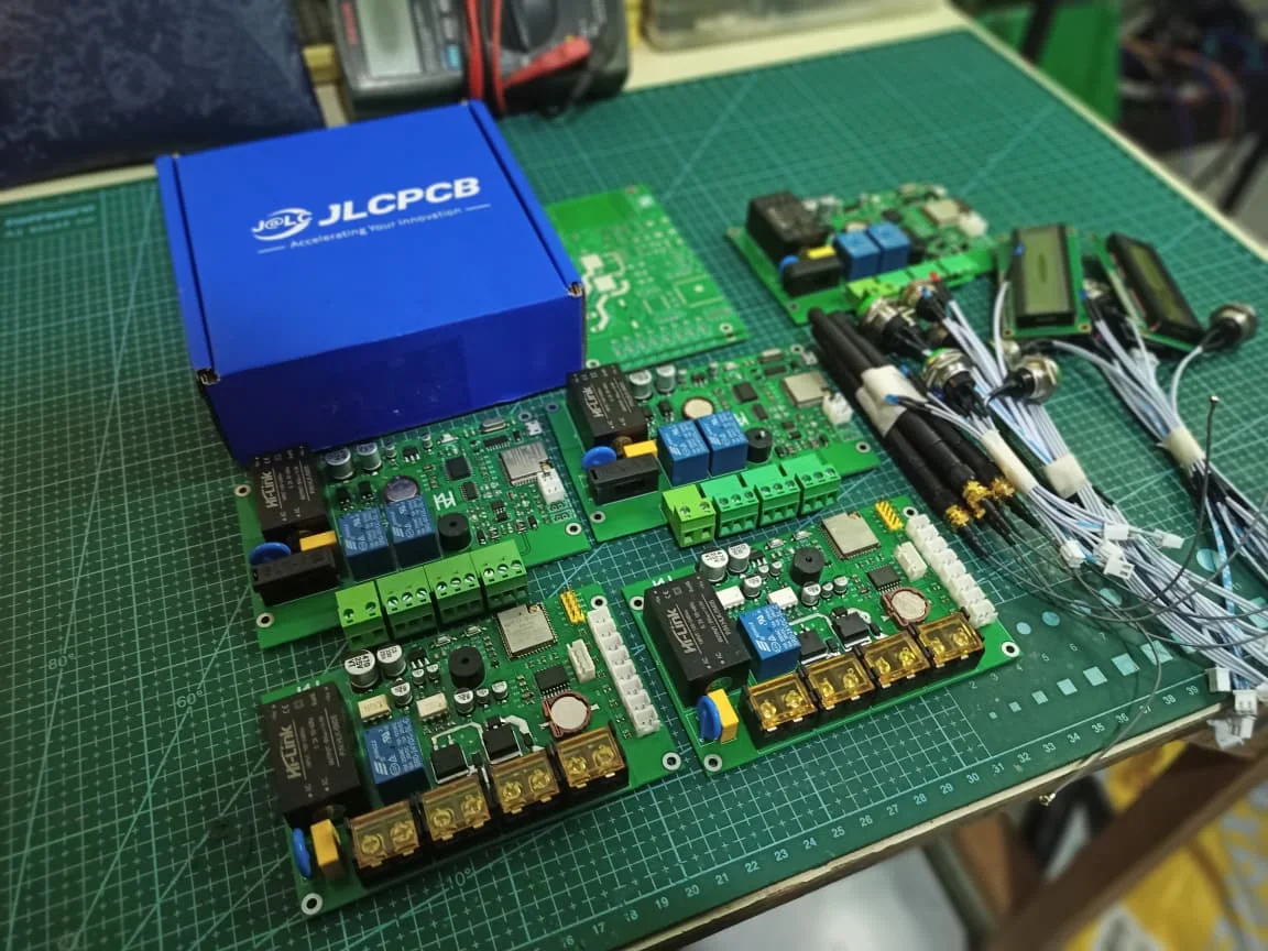 Board hasil cetak JLCPCB yang sudah dirakit di meja kerja