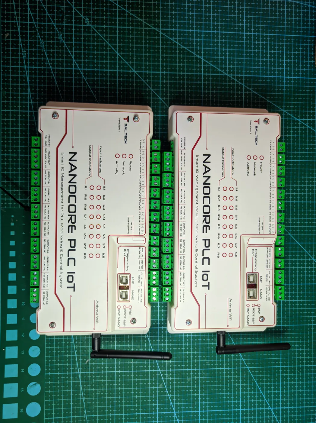 Dua unit Nanocore PLC IoT dalam casing putih dengan antena