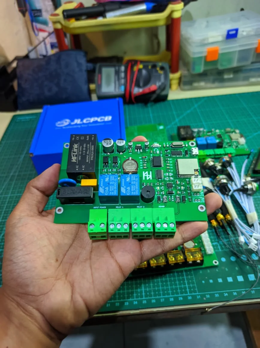 Board controller relay dengan ESP32 hasil produksi dipegang di tangan