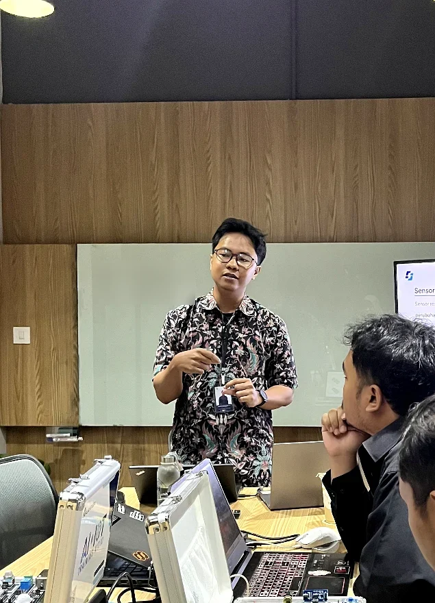 Syarif sedang mengajar
